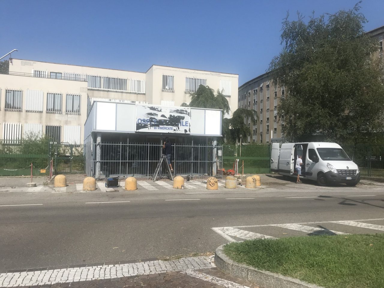 Cartelli, chiusura dei varchi e vigilanza privata per impedire le incursioni nell’ex ospedale
