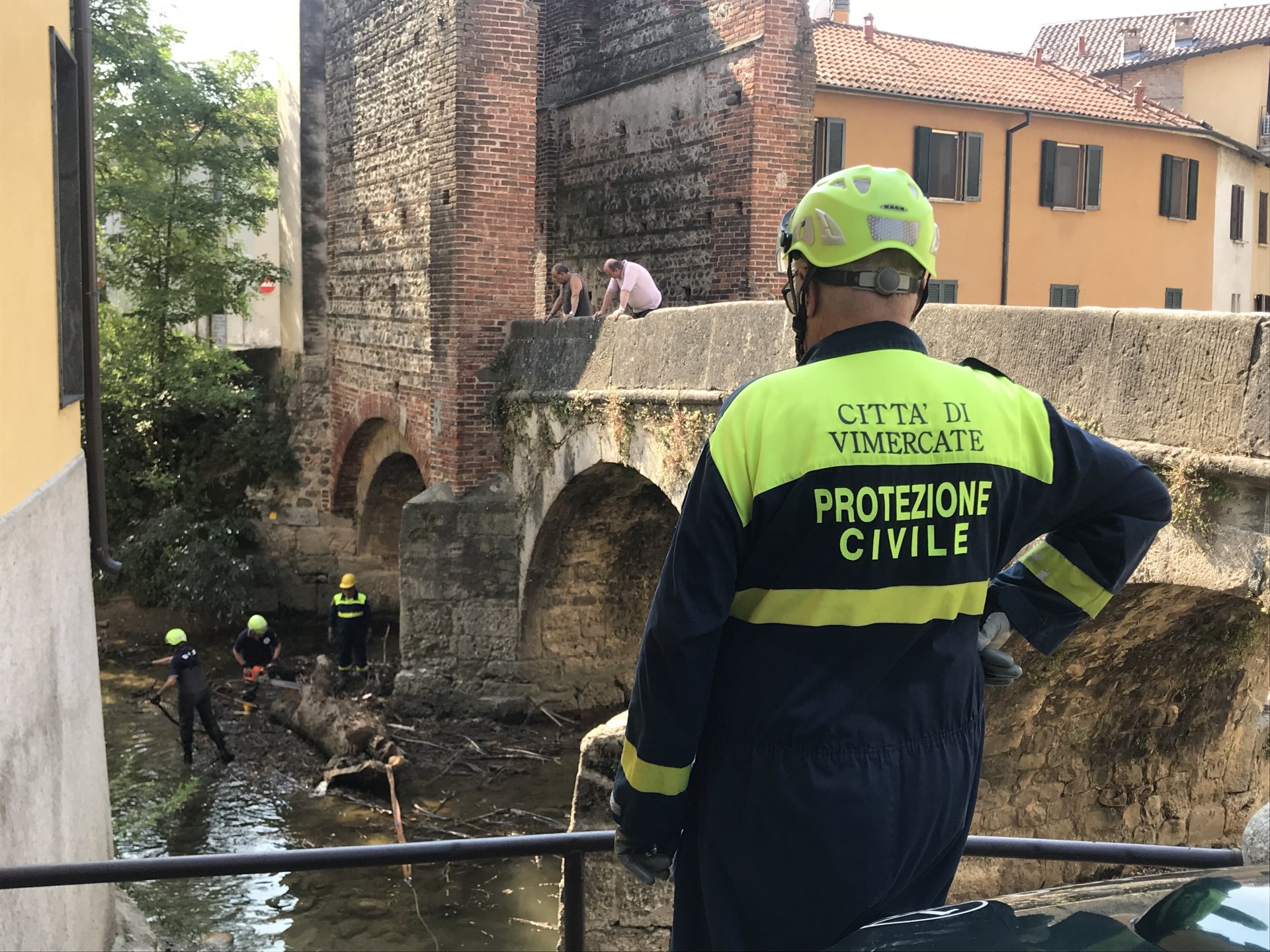 Vimercate Protezione civile intervento torrente Molgora sotto il Ponte di San Rocco