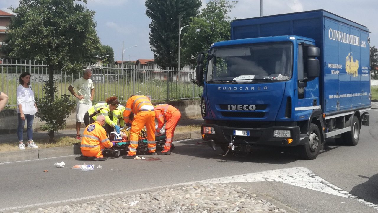 Camion investe una 52enne in bicicletta a Seregno FOTO