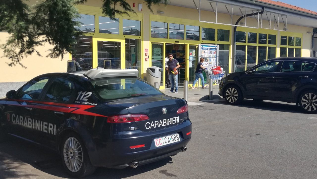 Lite nel parcheggio del supermarket finisce con una botta in testa