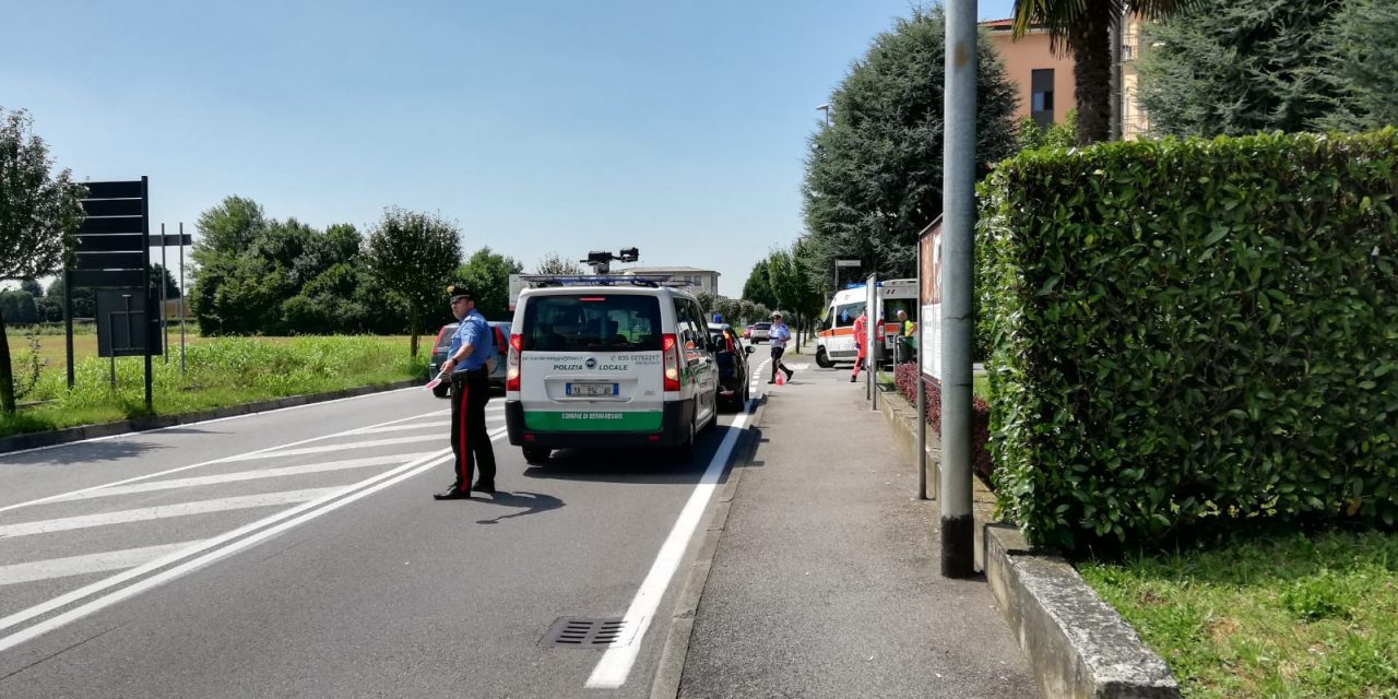 Incidente con un’auto, il postino finisce in ospedale VIDEO