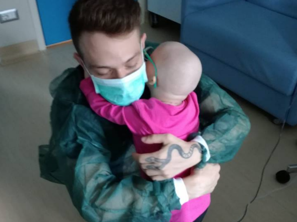 Irama e il dolce incontro con i bimbi del Centro Maria Letizia Verga