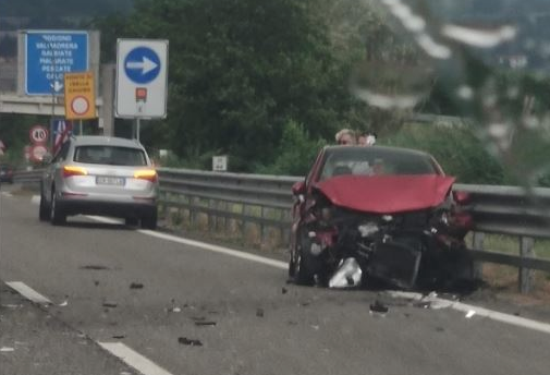 Incidente in Valassina, auto si schianta contro il guard rail – Rallentamenti