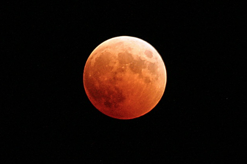 In arrivo l’eclissi di Luna più lunga del secolo, ecco dove e quando osservarla