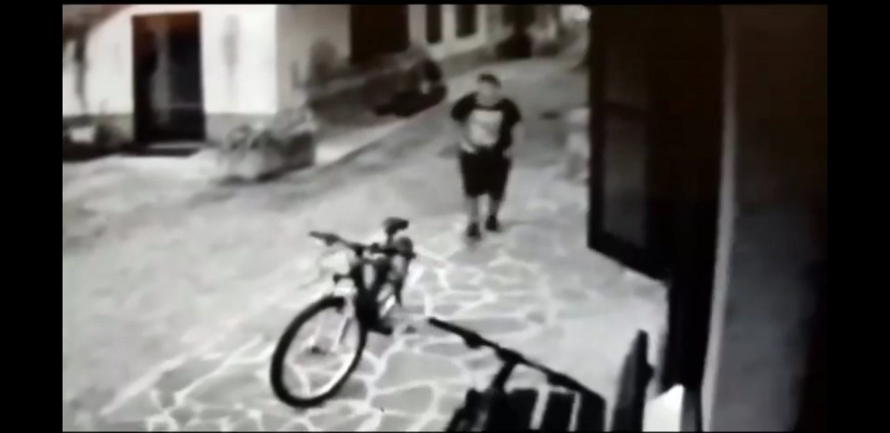 Ladro di biciclette in azione – VIDEO