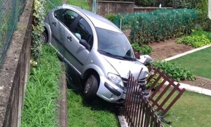 Fuori strada con l'auto a Lesmo, distrugge una recinzione FOTO e VIDEO