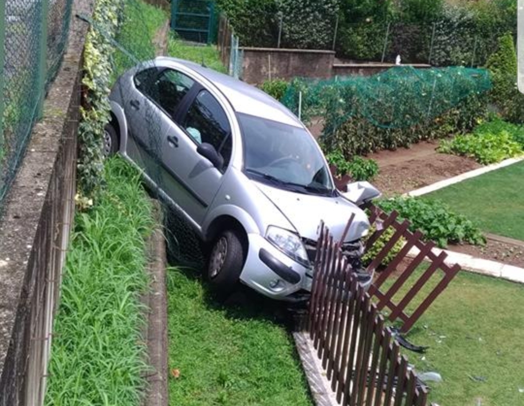 Fuori strada con l’auto a Lesmo, distrugge una recinzione FOTO e VIDEO