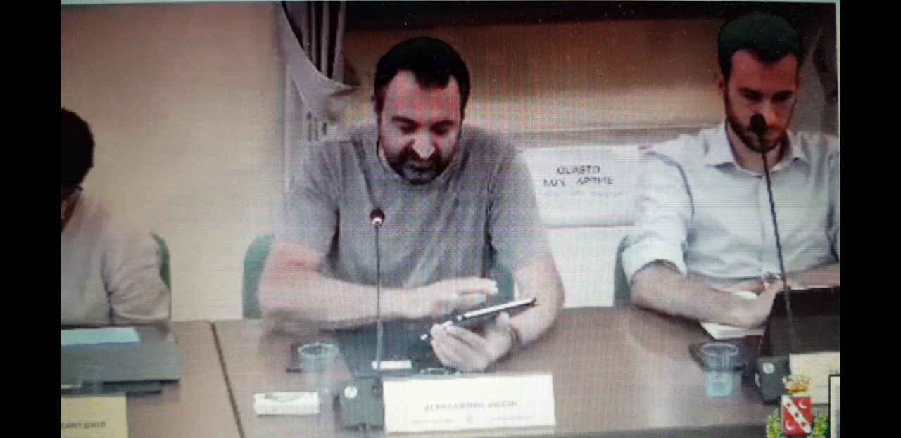 “Godi come un riccio” , “No, il riccio sei tu, ha spaccato le ….” VIDEO