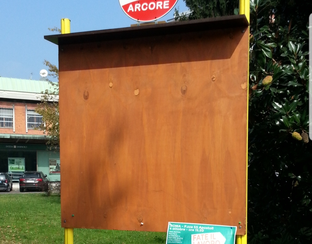 Arcore, che bordate tra Zucchi e il Pd sul nuovo regolamento delle bacheche comunali