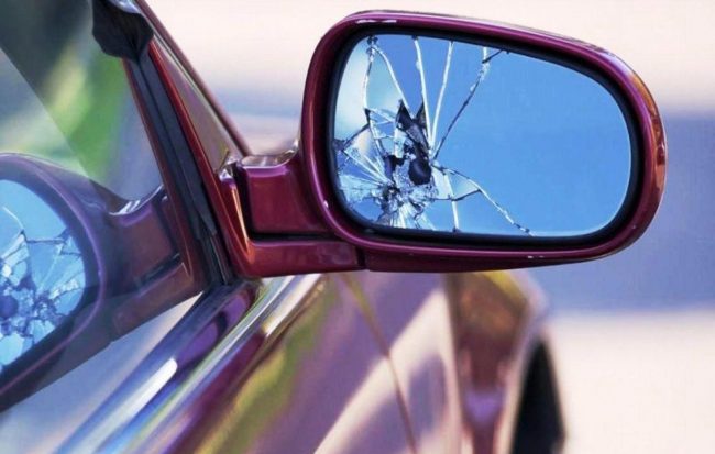 Tenta la truffa dello specchietto, colto in flagranza dai Carabinieri