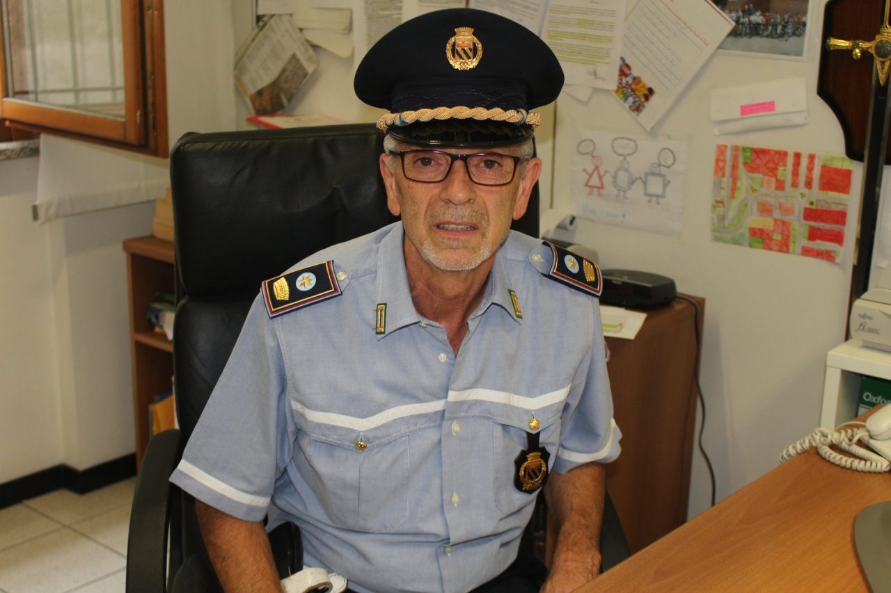 Insulta i vigili sui social, papà si becca una denuncia
