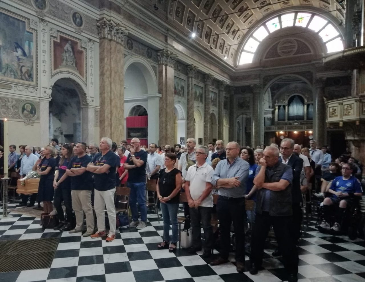 La basilica di Lecco gremita per l’ultimo saluto a Leo Baldinu