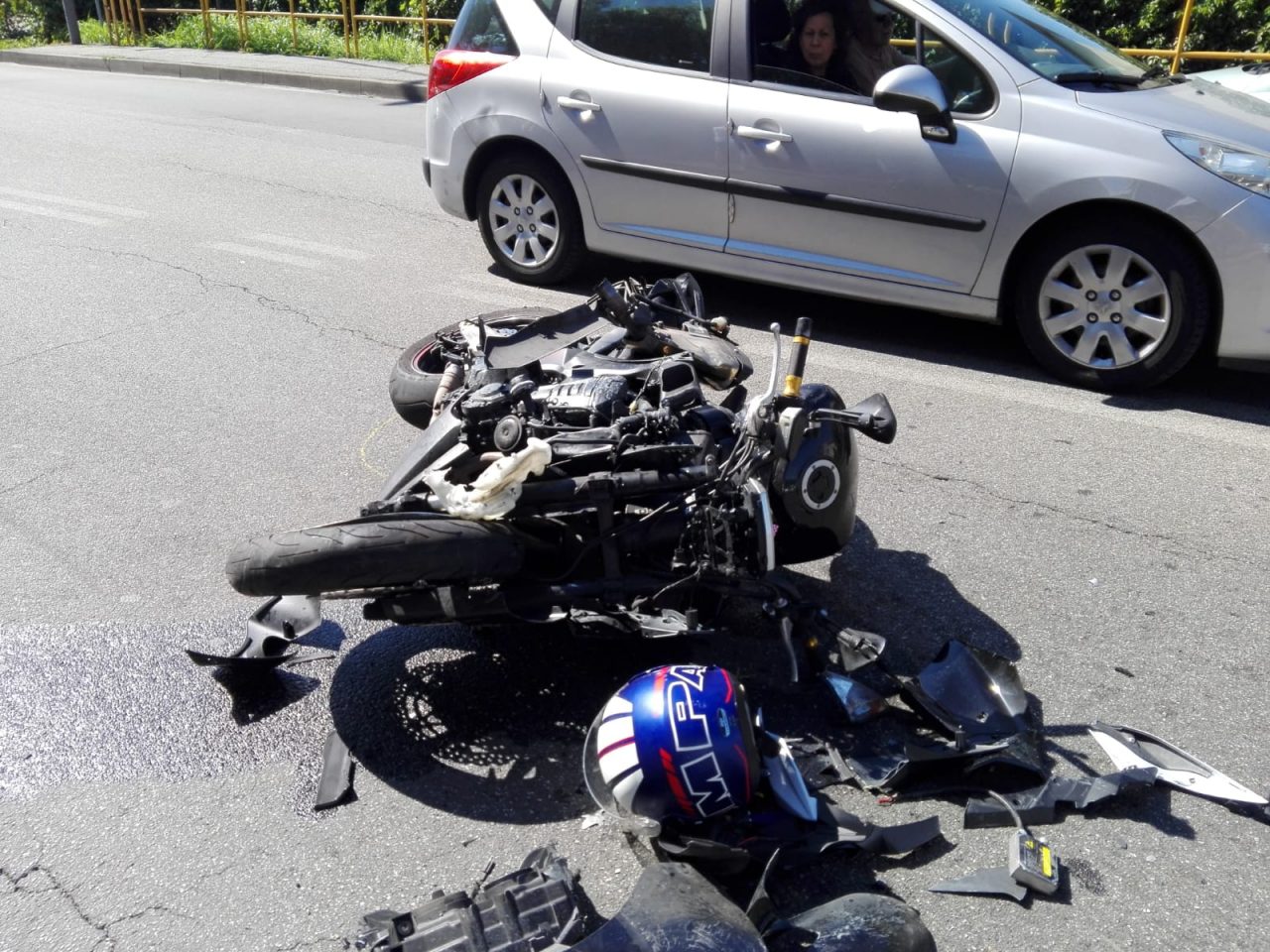 Motociclista si schianta e dopo le prime cure scappa a piedi