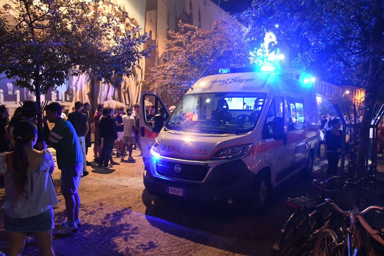 Rissa in piazza San Paolo, picchiati padre e figlio FOTO