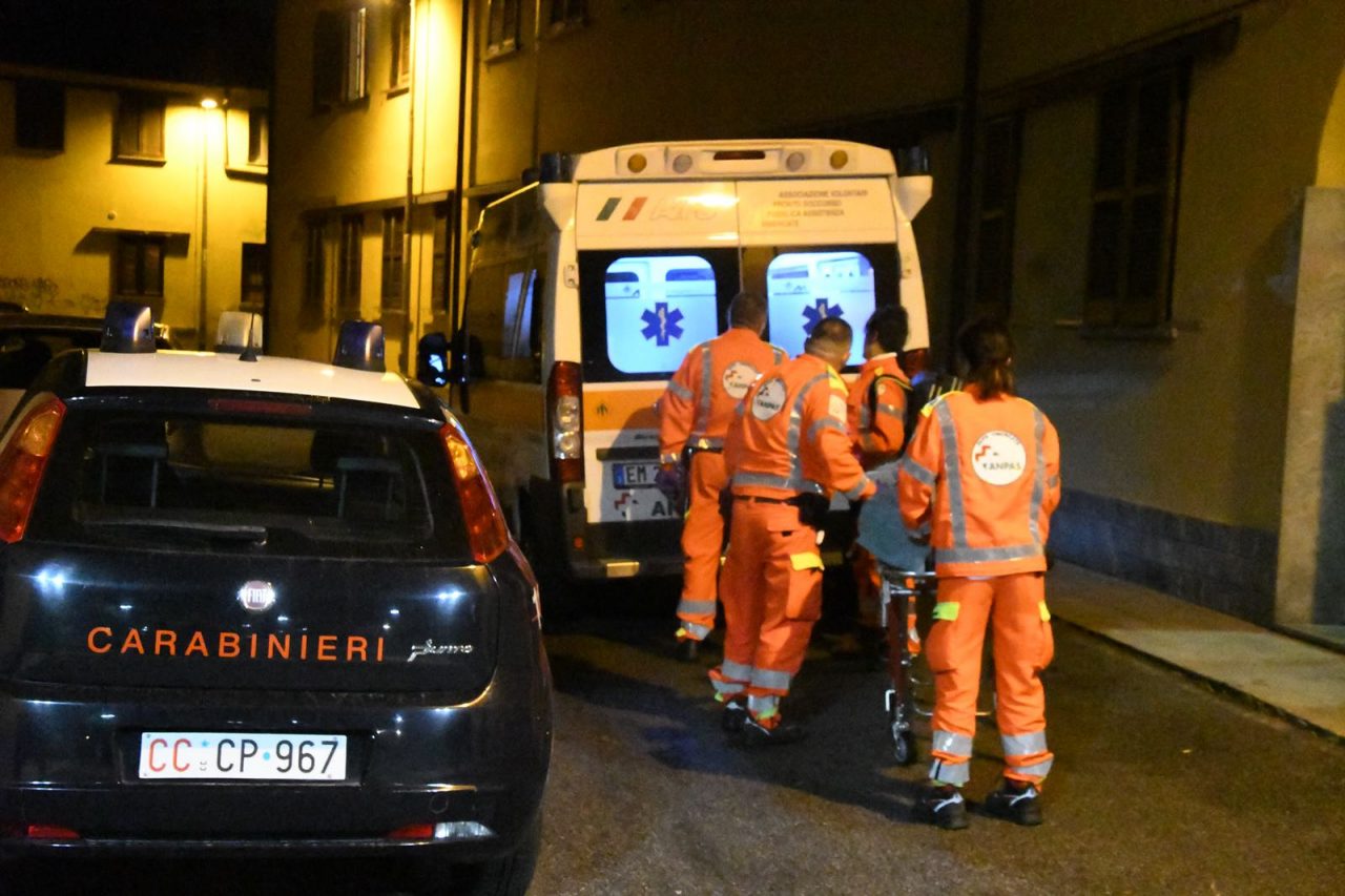 Un 23enne preso a bottigliate in testa da una donna