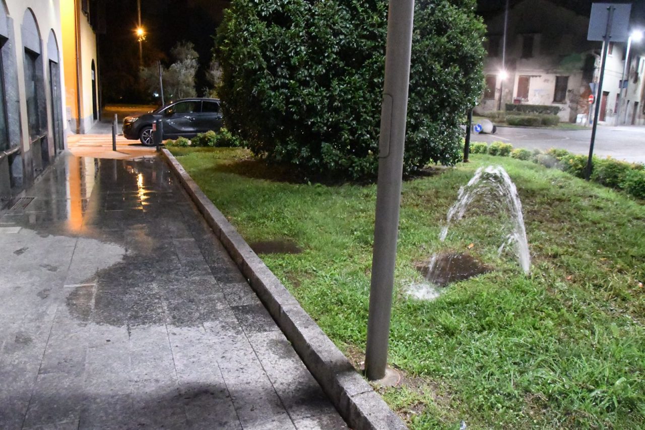 Un danno all’impianto di irrigazione e la piazza si allaga