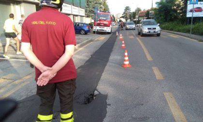 L'asfalto cede tra Monza e Lissone, sul posto i Vigili del fuoco