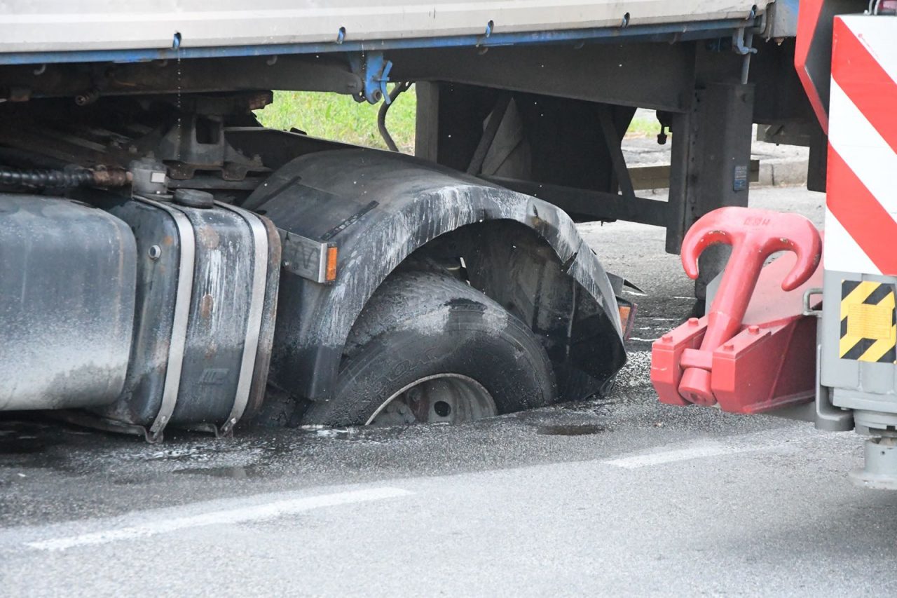 L’asfalto cede e il camion sprofonda FOTO