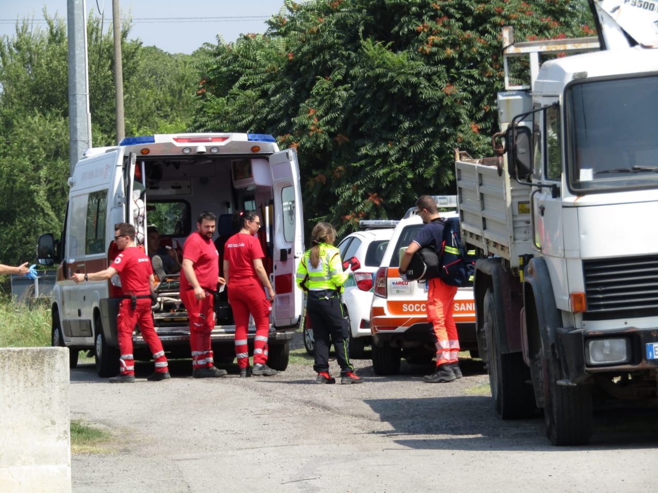 Finisce nel Villoresi con il cane. Lui si salva ma l’animale no
