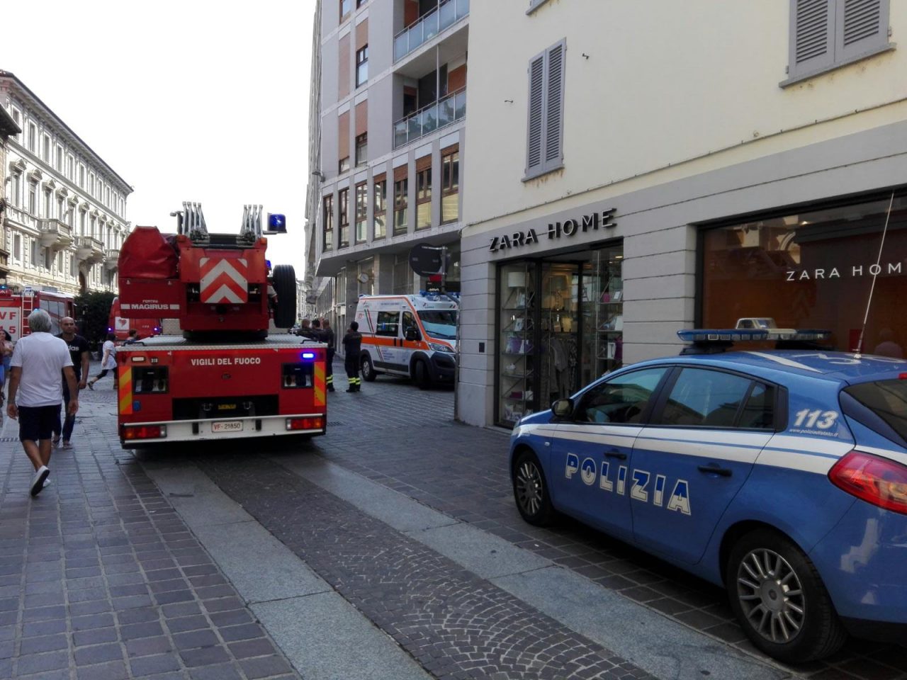 Paura in centro, una ragazza minaccia di buttarsi dal balcone