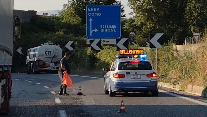 Traffico intenso in Statale 36 per un camion cisterna in avaria