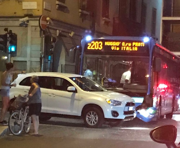 Auto centrata in pieno da un bus FOTO