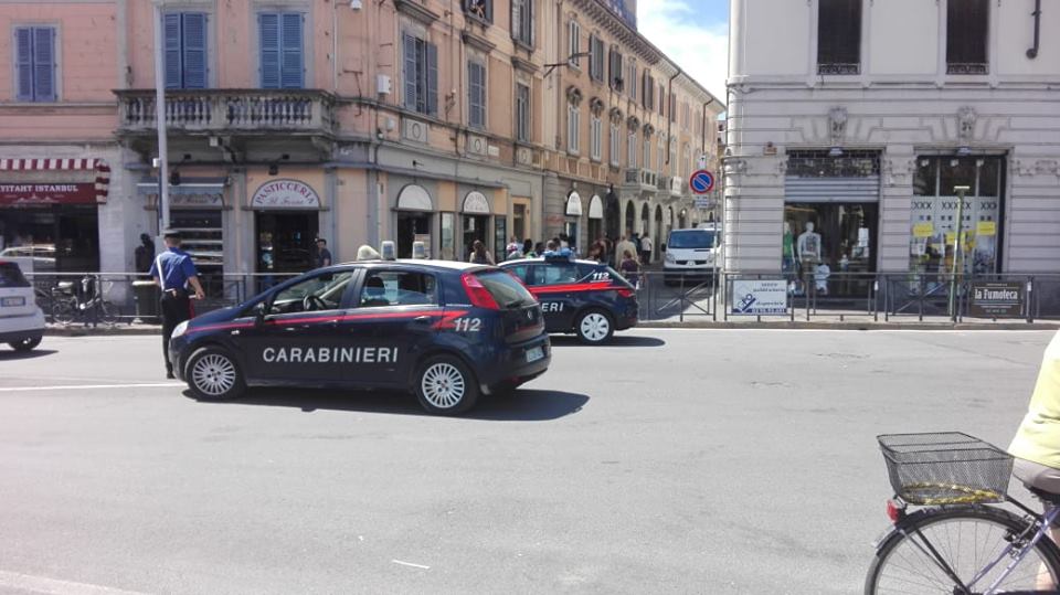 Accoltellamento in pieno giorno, paura in centro