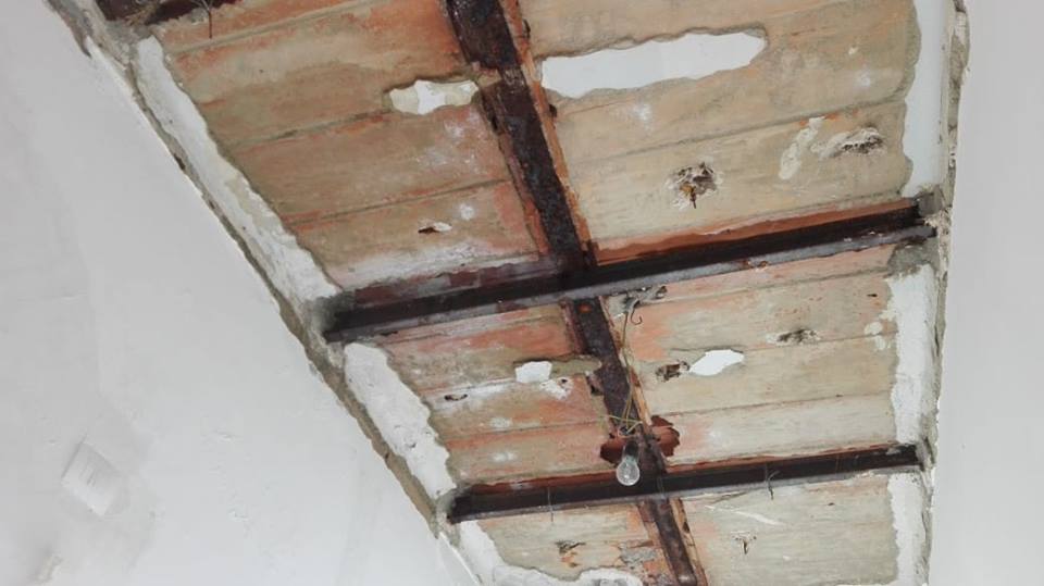 Acqua dal soffitto, paura in via Giotto