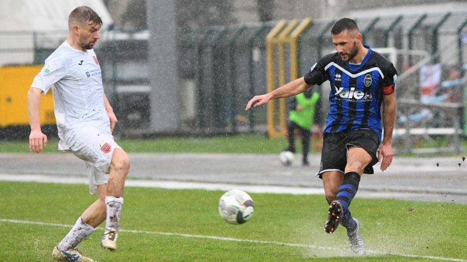 Problemi fisici, capitan Anghileri si ferma