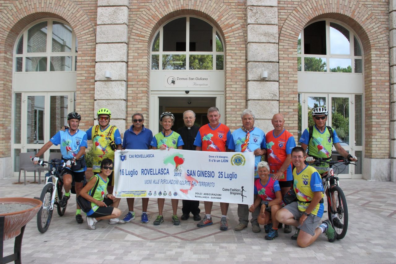 Fa tappa all’Arengario la biciclettata della solidarietà