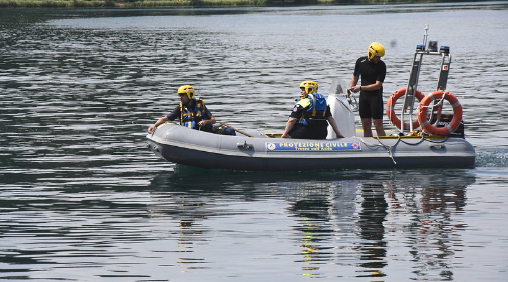 Bimbo cade nel fiume, il padre lo salva ma rischia di annegare