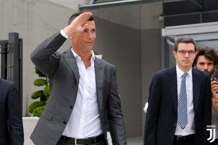 Cristiano Ronaldo: l’abbraccio dei tifosi a Torino | FOTO