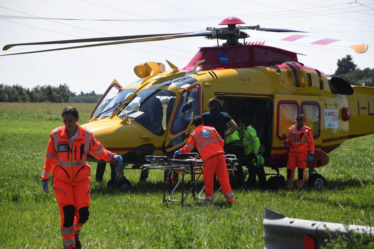 Cade rovinosamente in moto, arriva l’elisoccorso