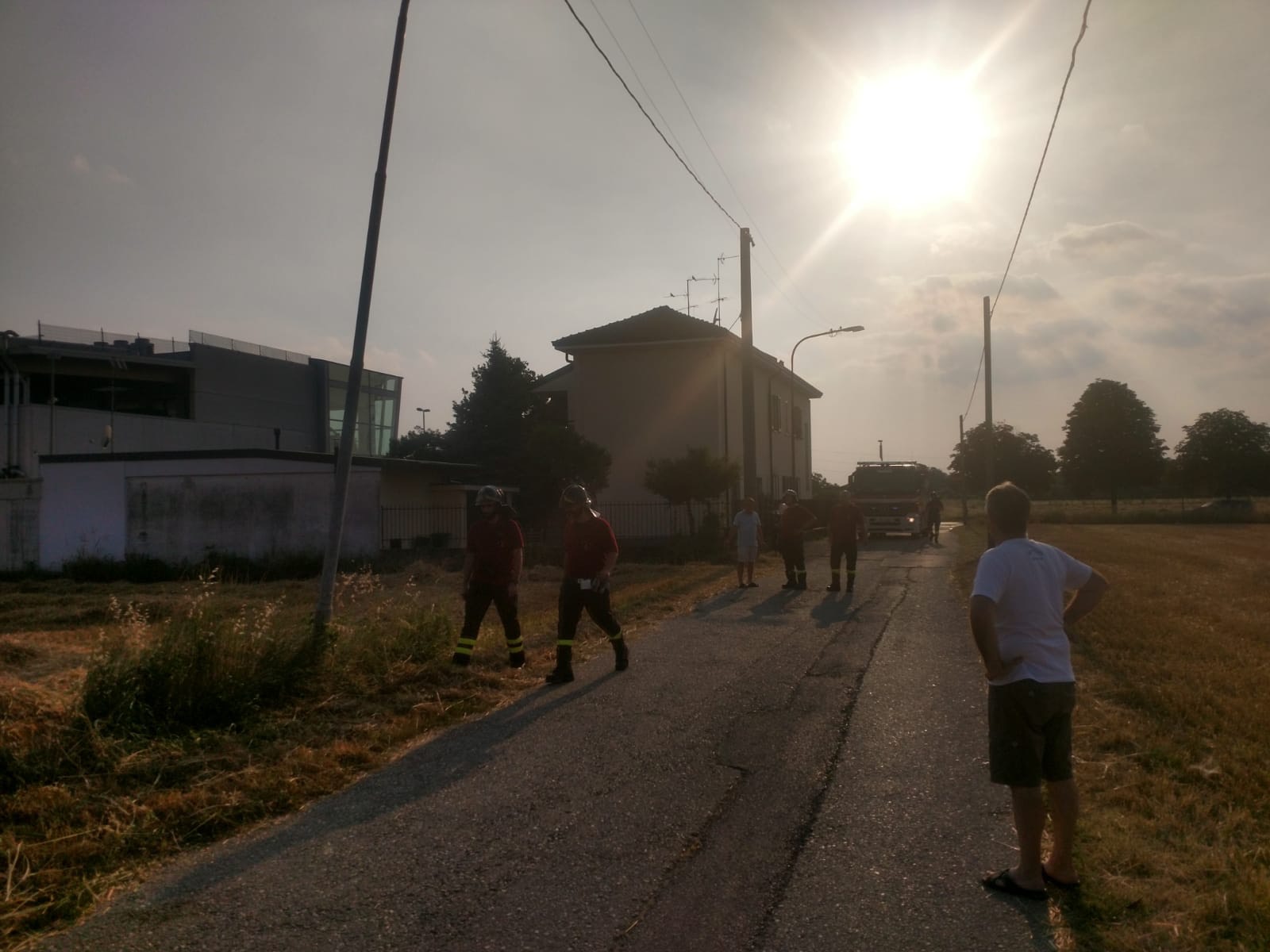 Agrate Brianza via Cascina vergana trattore abbatte palo