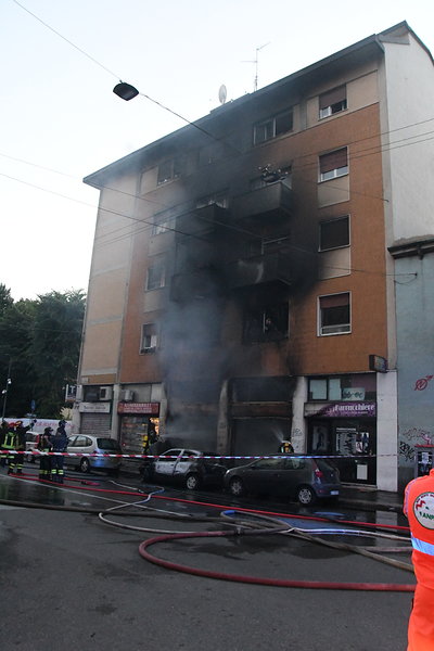Pauroso incendio in viale Padova a Milano