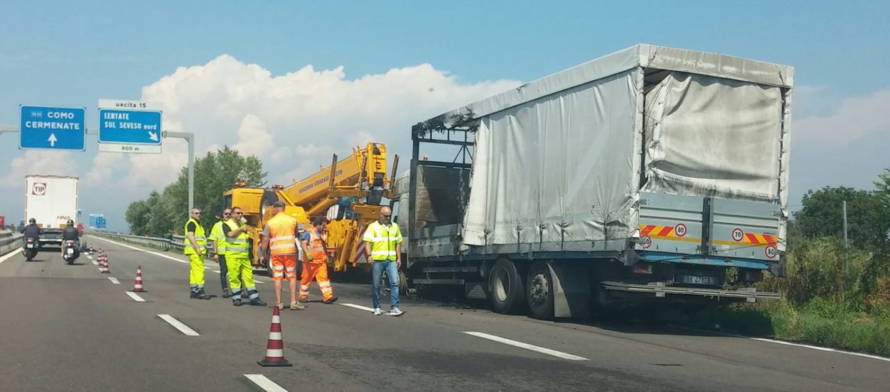 Camion in fiamme in Milano Meda