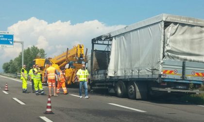 Camion in fiamme in Milano Meda