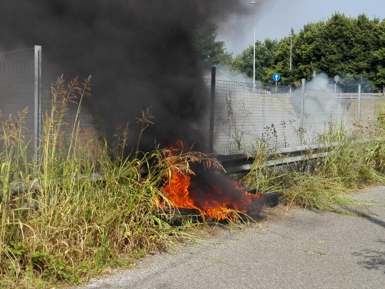 Incendio a Sant’Alessandro: pneumatici a fuoco