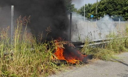 Incendio a Sant'Alessandro: pneumatici a fuoco