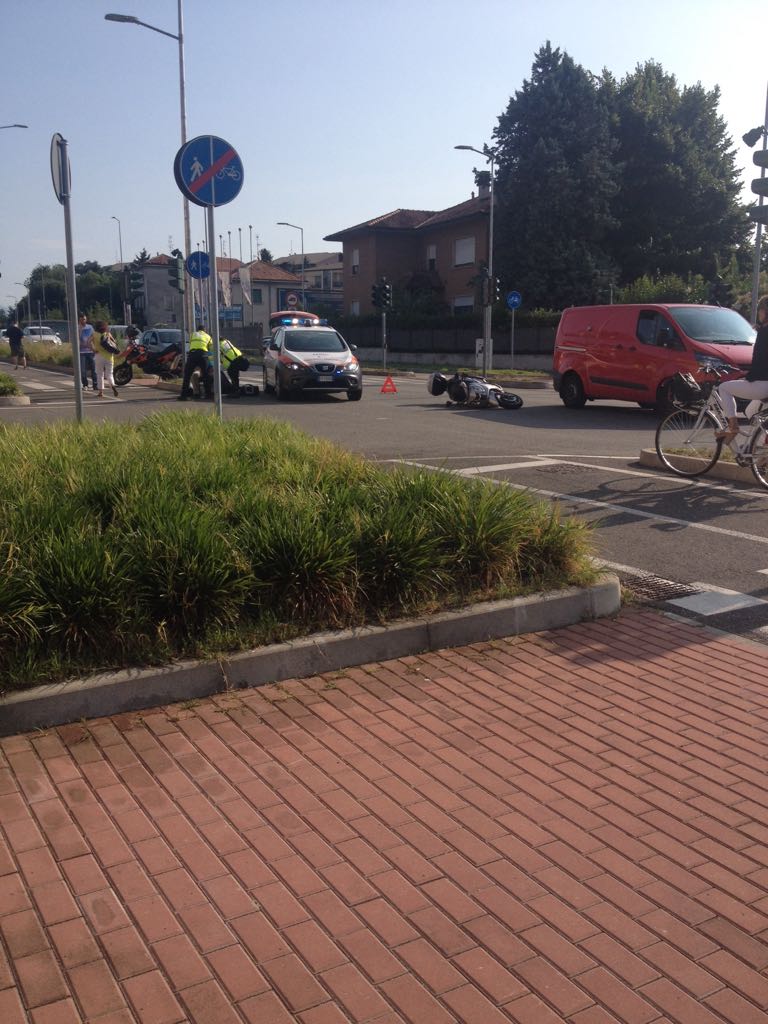 Incidente auto-moto, paura in viale Lombardia