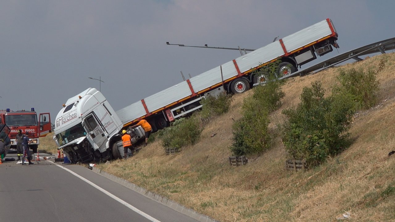 Tragedia nella bergamasca: Tir e due auto si scontrano, quattro morti