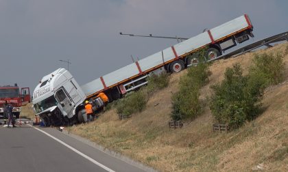 Tragedia nella bergamasca: Tir e due auto si scontrano, quattro morti