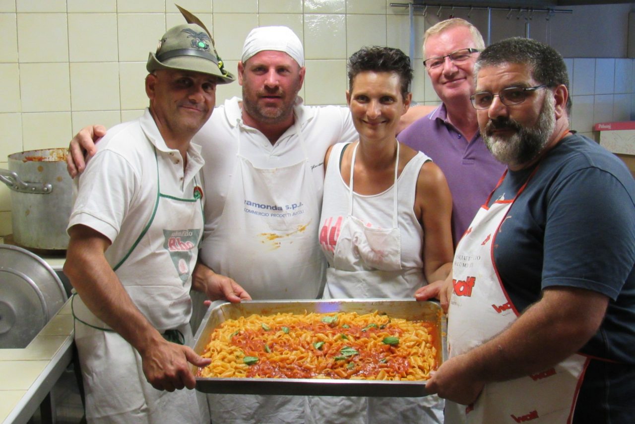Pastasciutta resistente in piazza a Cesano