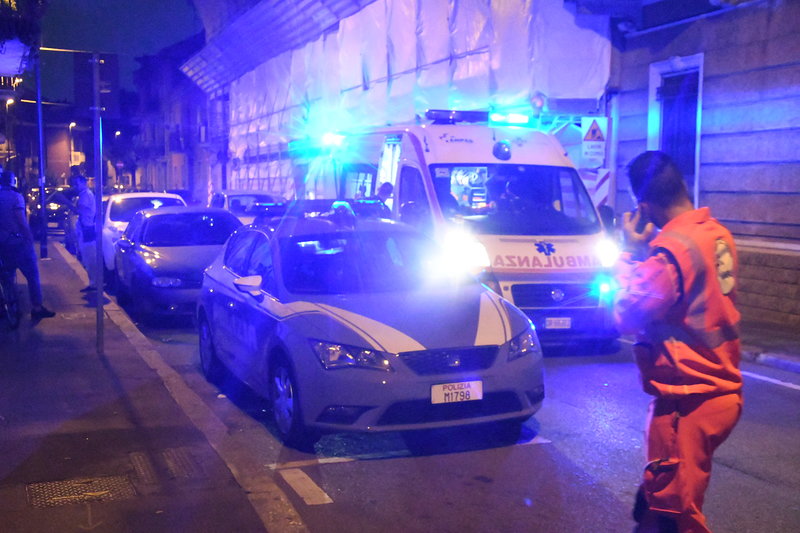Scazzottata tra clienti fuori dal pub: un ferito in ospedale