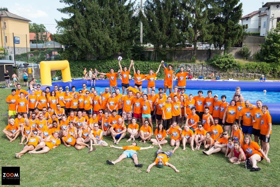 Un tuffo e inizia la partita di pallavolo