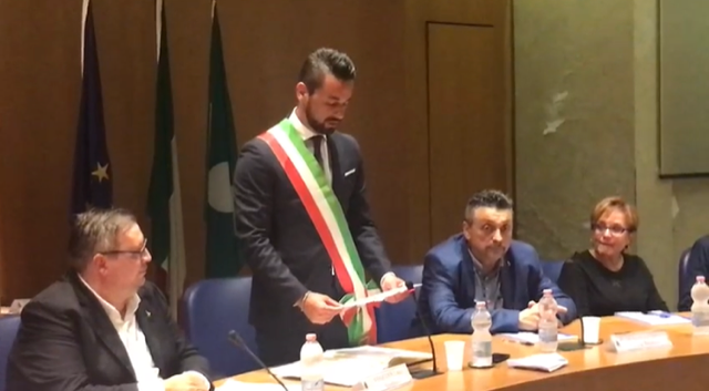 Il sindaco di Carate giura: pubblico, applausi e tanti volti nuovi VIDEO