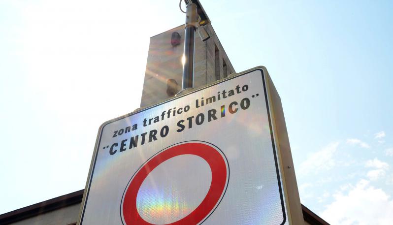 Ztl sospesa e strisce blu gratis nel mese di agosto