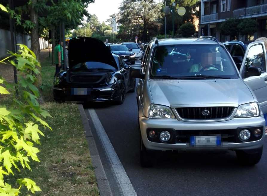 Manovra azzardata: Porsche finisce fuori strada – FOTO