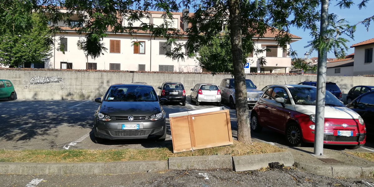 Mobile abbandonato nella notte nel parcheggio