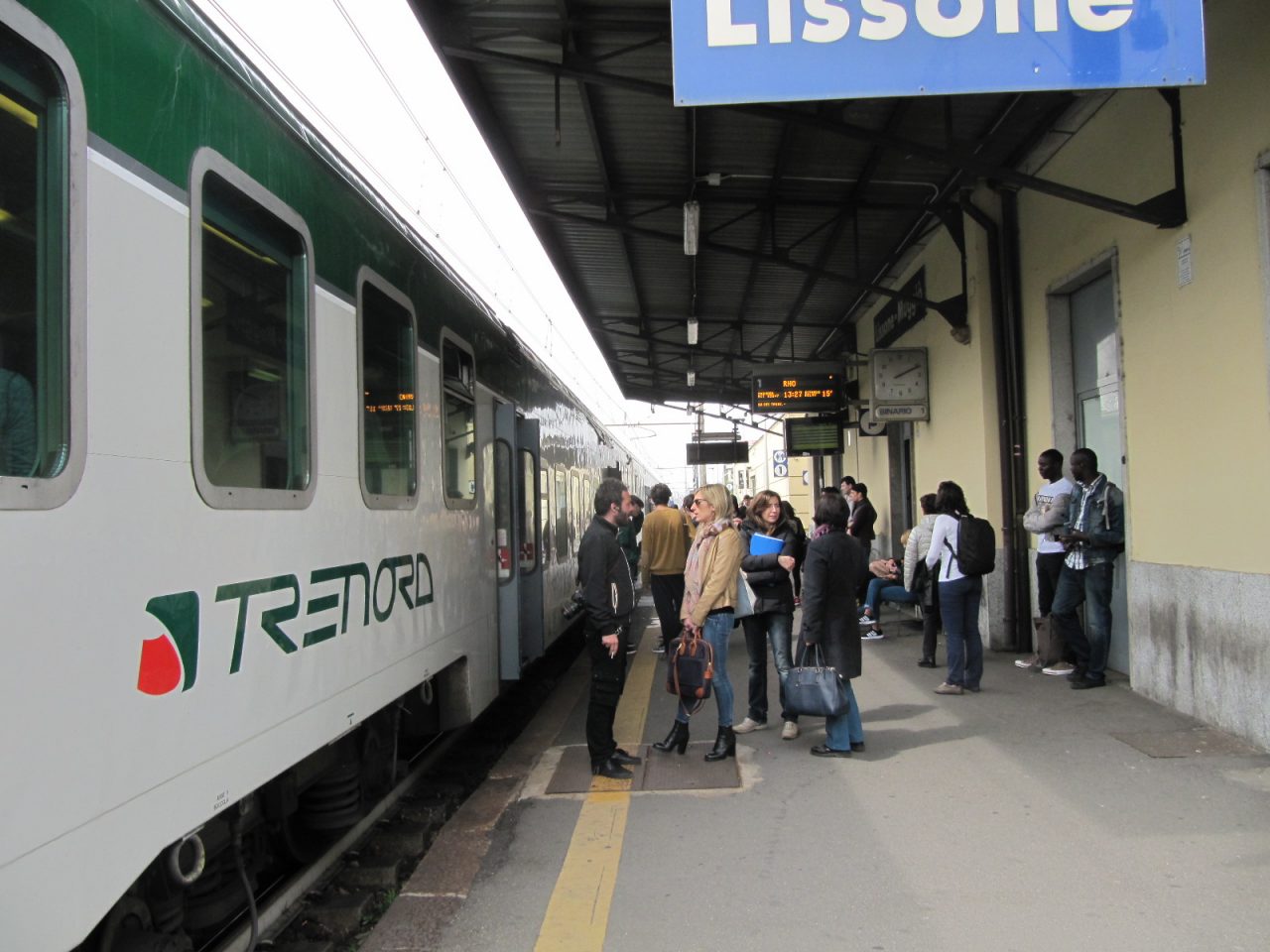 Stranieri senza biglietto bloccano un treno a Lissone